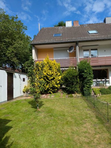 Well-maintained end-of-terrace house in a quiet cul-de-sac with garage – Rückansicht + Garten