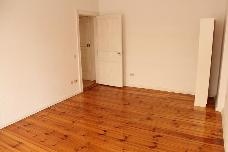 Ruhige und freundliche 2-Zimmer-Altbauwohnung in Berlin-Mitte – Großes Zimmer