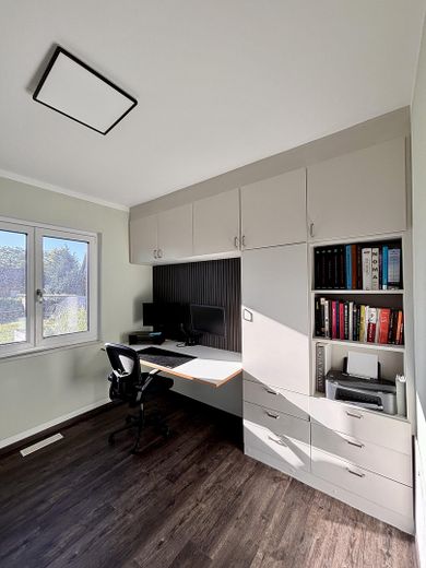 बर्लिन के बाहरी इलाके में आधुनिक नया निर्माण – Büro mit Blick in den Garten