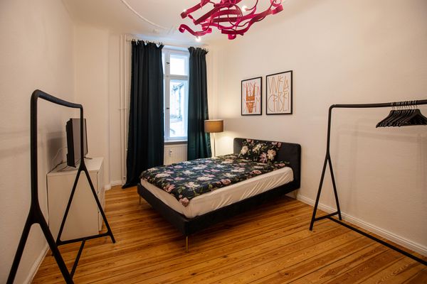 Stilvolle möblierte Altbauwohnung am Humannplatz / Stylish Furnished Apartment near Humannplatz
