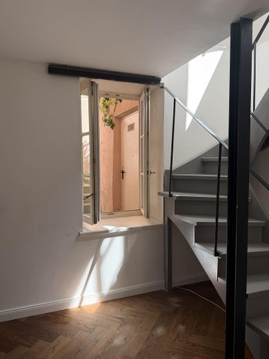 Little city house in the heart of Munich – Treppe & Fenster Untergeschoss
