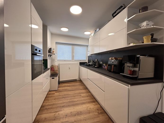 Sanierte und großzügige 2,5 Zimmer-Wohnung mit Wintergarten! – Foto 1