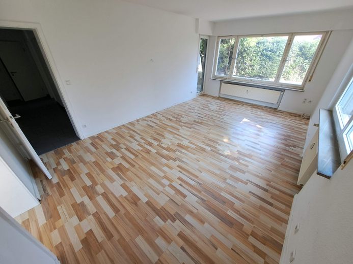 Gartenanteil  + Terrasse + Hobbyraum am Rande von Rudersberg – Wohnzimmer