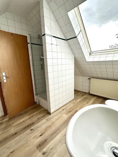 Helle 2-Zimmer-Whg. auf 2 Ebenen – ca. 70 m²–ruhig in Kirchhorst – Bad mit Dusche und Badewanne