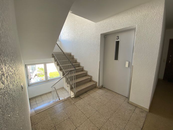 Top- Lage, schöne, ca. 53 qm Wohnung, 2 Zi.+je 1 Balkon+alle Räume mit Fenster – Etagenflur