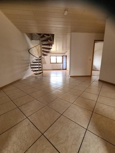 SOFORT BEZUGSFREI! Sehr geräumige lichtdurchflutete 4-Zi- Maisonette-Wohnung inkl. Balkon, Carport – Esszimmer