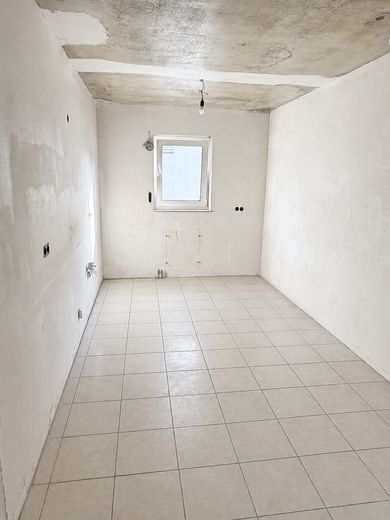Puderbach'ta kiralık 3 odalı daire (88m²) teraslı, şu anda yenileniyor – Küche (Istzustand)