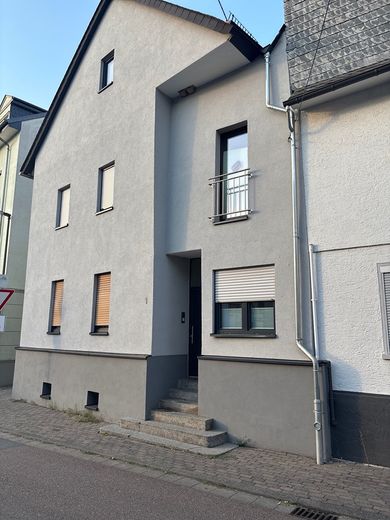 Einfamilienhaus mit Nebengebäude, Hof und Garage – Foto 3