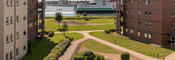 Watch the Baltic Sea atmosphere all the way to the harbour entrance - spacious 4-room apartment in Hohe Düne
