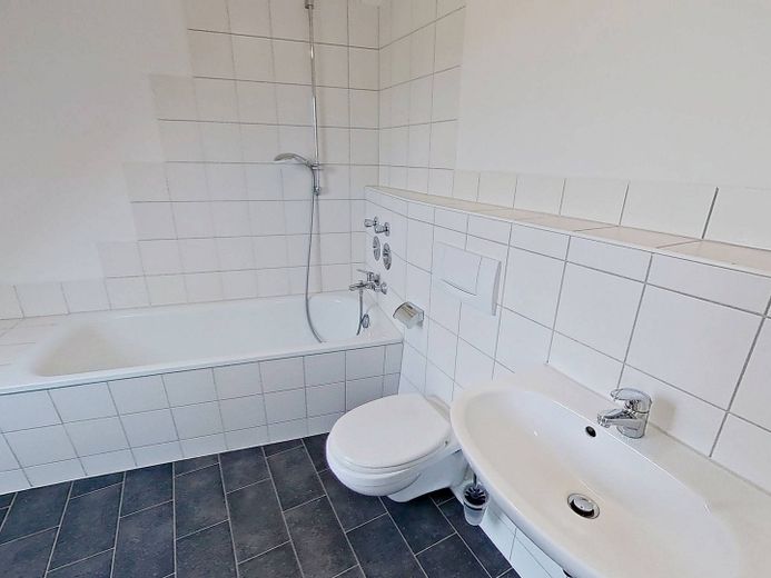 Luminoso monolocale con cucina componibile e bagno con vasca vicino al centro – Ansicht II: Bad