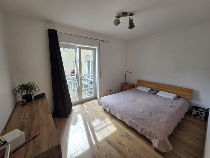 شقة مدينة حديثة من 3 غرف مع شرفة في أبنزبرغ – Schlafzimmer