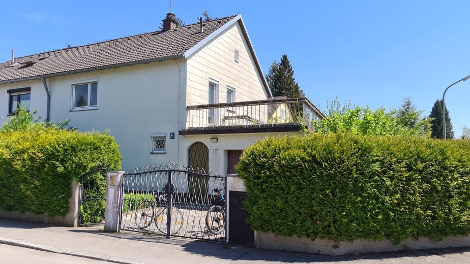 Hausansicht Eingang und Garage