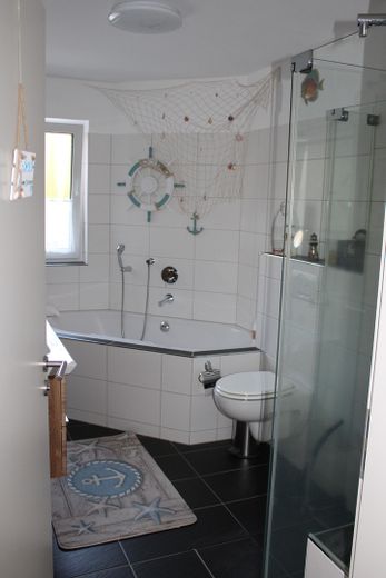 - sin comisión - Amplio piso de 5 habitaciones en planta baja en Ebersberg con piscina en el jardín privado – Bad