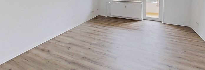 Tee aufbrühen, Füße hochlegen, Kaltmiete sparen: Moderne 2-Zimmer-Wohnung mit BALKON – Wohn- und Esszimmer