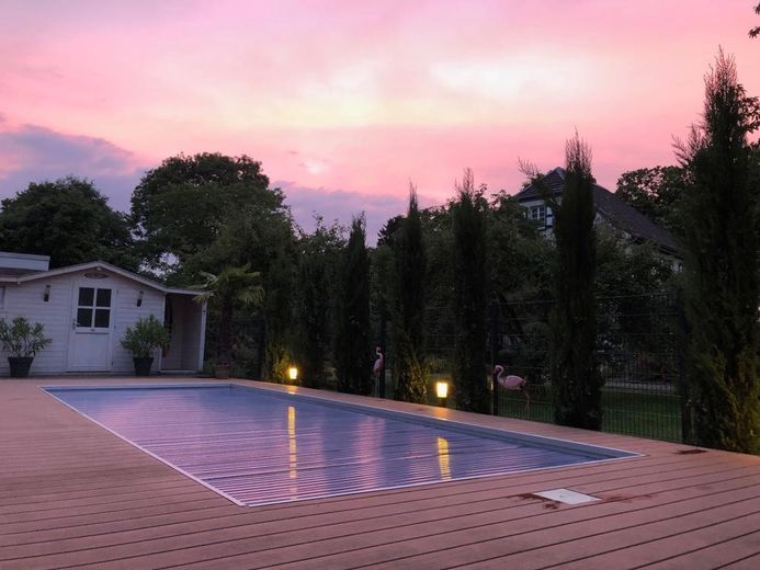 Vendita da privato - casa bifamiliare/casa multigenerazionale su terreno in diritto di superficie a Kaarst Mitte – Ansicht Pool nachts