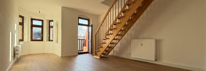 Wohnzimmer mit Treppenaufgang