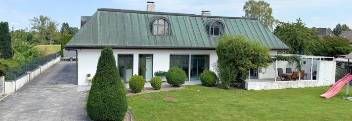 Exklusive Architektenvilla mit unverbaubarem Blick auf die Ilmenauwiesen – Vorderansicht