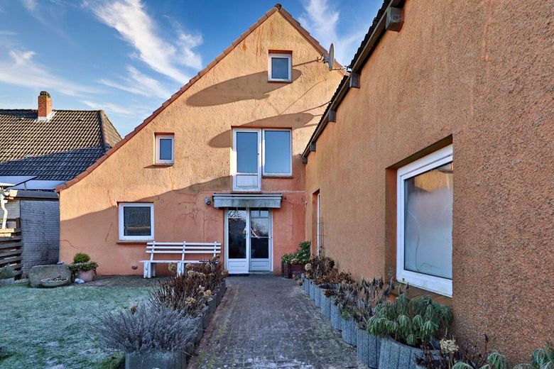 Mehrfamilienhaus mit Ausbaureserve in zentraler Lage von Lunden – Rückansicht