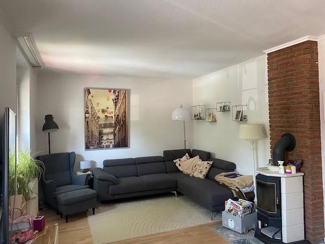 Freistehendes Einfamilienhaus mit viel Charme und sonnigem Garten – Wohnzimmer