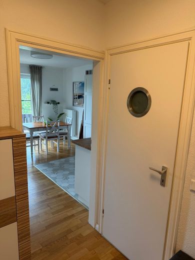 Schöne Ferienwohnung / Eigentumswohnung am Pönitzer See (Nähe Scharbeutz) – Flur mit Blick auf Essecke