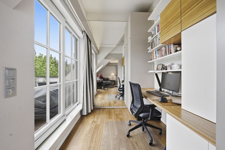 Charmante Dachgeschosswohnung mit 2 Balkonen/Terrassen – Arbeitszimmer