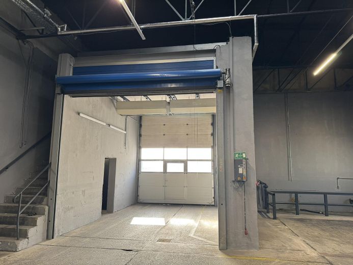 Sektionaltor mit Schleuse