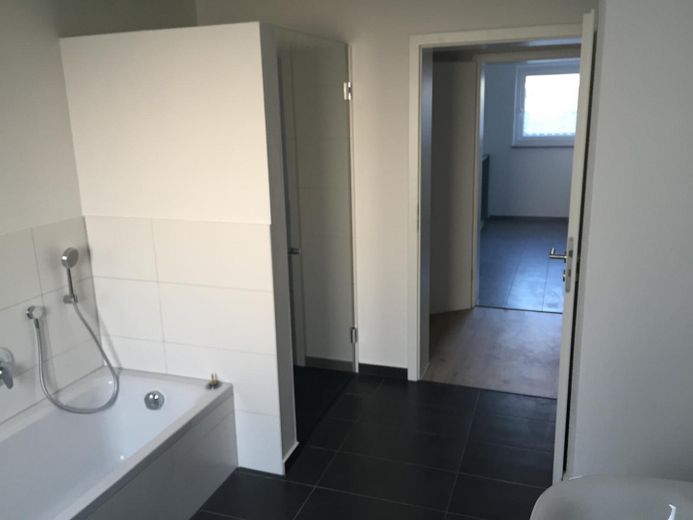 Bad mit Dusche und Badewanne