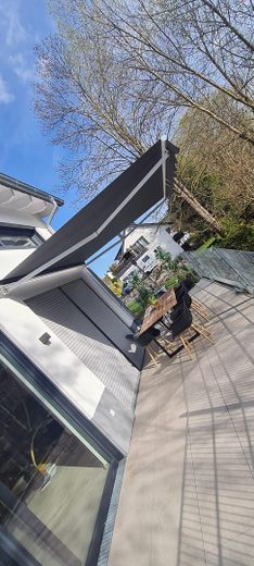 L’architettura incontra la natura – casa in muratura con privacy e un’esperienza abitativa straordinaria – Großzügige Terrasse m. Markise
