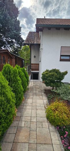 Maison pour 1 à 2 familles + appartement indépendant – Zugang ELW