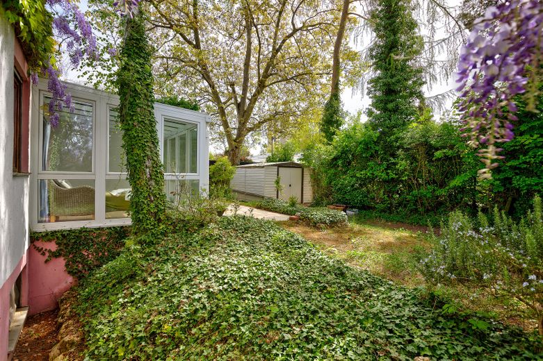 Freistehendes Haus mit Naturgarten (Biotop) und Dachgarten – Gartenansicht südwest 