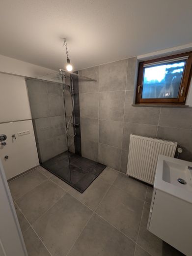 High-quality, bright & perfect for working from home: well-maintained 4-room apartment in Eutingen – Bad