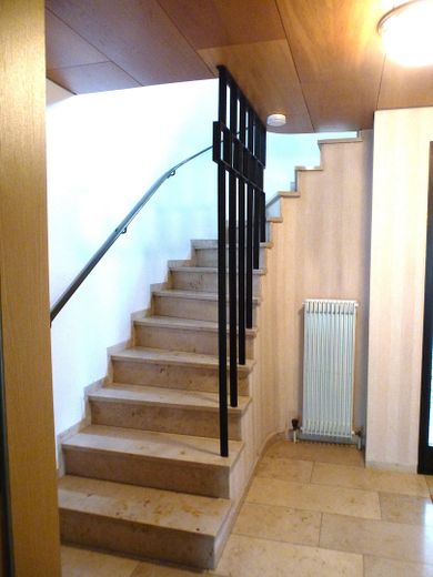 Gepflegtes Einfamilienhaus mit großem Garten – Treppe ins Obergeschoß