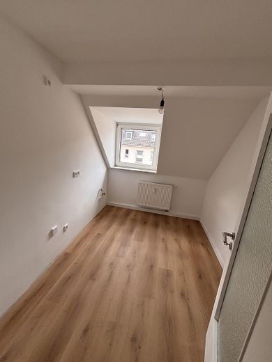 Sanierte Wohnung +  Nutzfläche im Spitzboden in Rüttenscheid – Küche leer