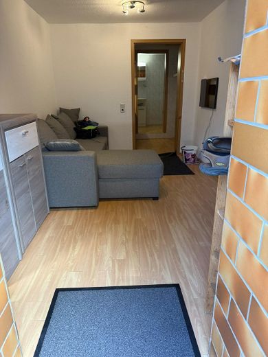 Kleine voll möblierte 2 Raumwohnung mit Einbauküche auf einem Bauernhof in Parstein – Foto 1