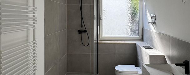 Komplett saniert: 3 Zimmer, Echtholzparkett, großer Balkon, Wärmempumpe – provisionsfrei – Badezimmer