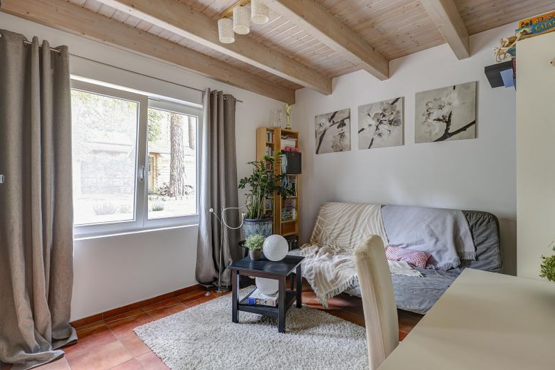 Doğal çevreyle uyumlu arsada, ahşap karkas yapı tekniğiyle inşa edilmiş müstakil aile evi – Gästezimmer EG