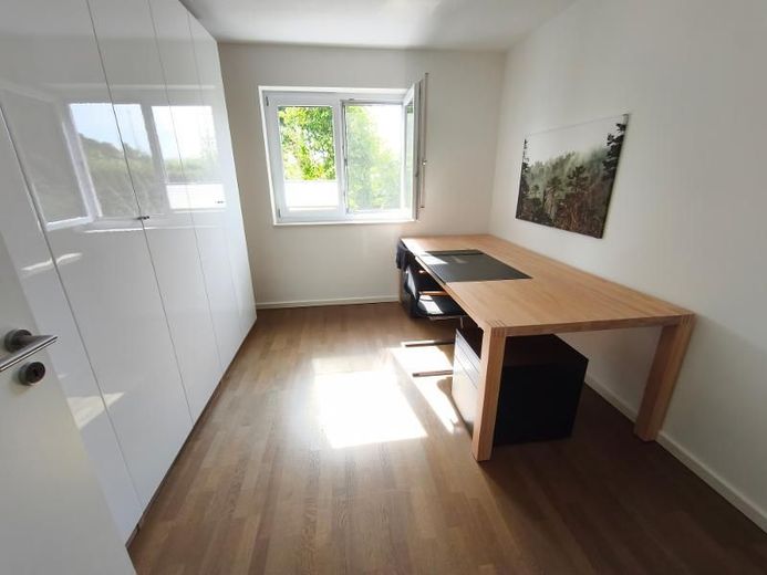 3 Zi. Wohnung (möbliert) im EG mit Terrasse, Carport und Stellplatz – Gäste- /Arbeitszimmer Bild 1