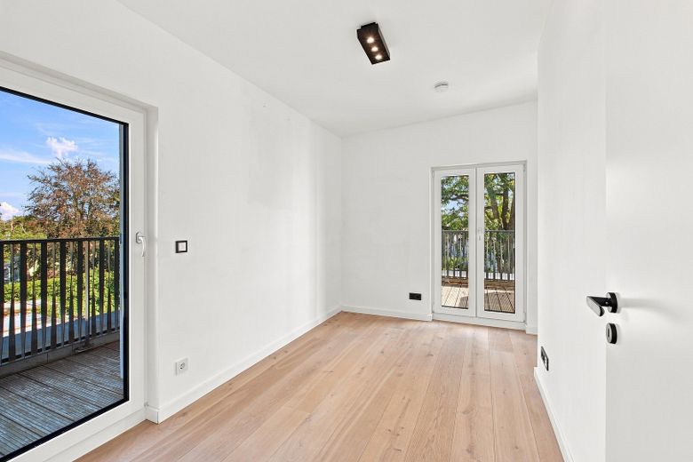 ¡Casa moderna KfW55 de 2020 con terraza en la azotea y cocina en Múnich-Untermenzing! ¡Sin comisión! – Kinderzimmer/Büro Dachgeschoss