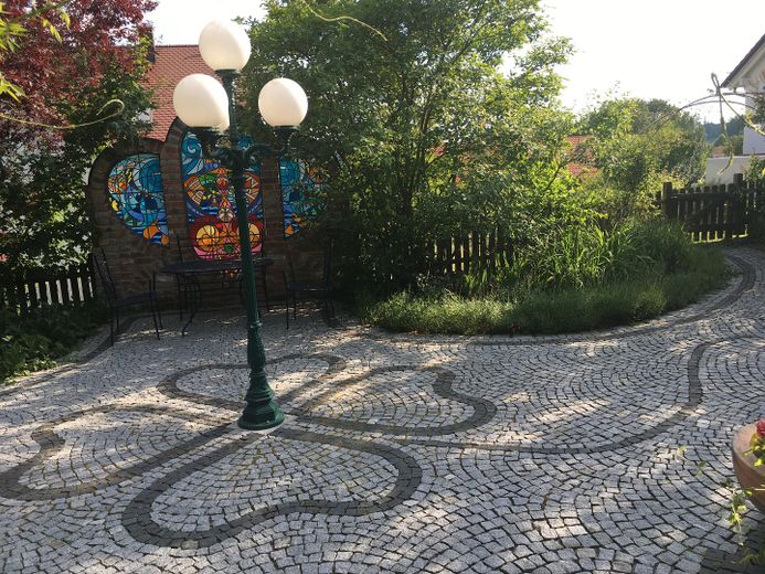 Am Waldrand gelegenes Einfamilienhaus mit ELW und parkähnlichem Garten – Heiliger Platz