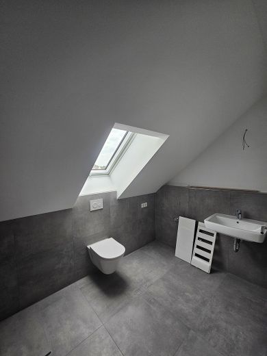 First occupancy attic apartment in the new 8-family house built to KfW 40 standard – Bad