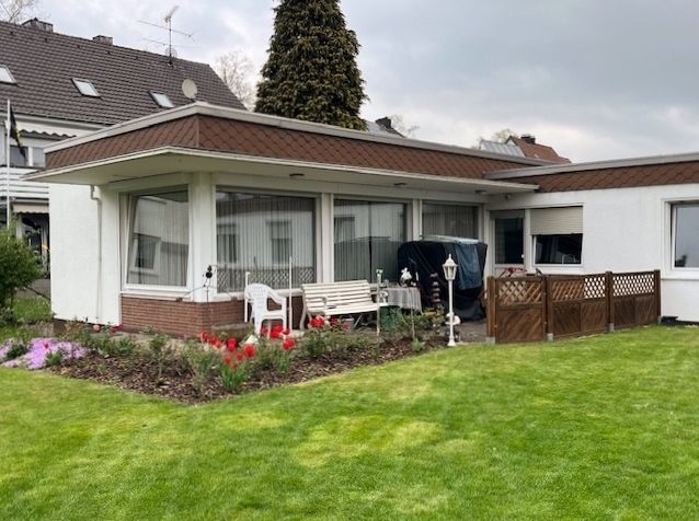 Fröndenberg-Westick: Flachdach-Bungalow mit Gartenoase als perfekter Rückzugsort! – Bungalow Fröndenberg-Westick mit Garten
