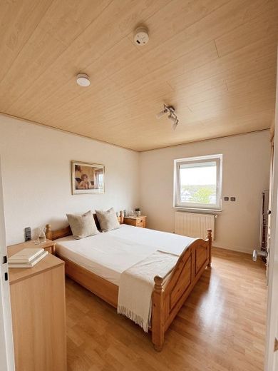 Lichtdurchflutete 2-Zimmer-Wohnung mit Balkon, modernem Bad & Top-Anbindung in Wiesbaden-Schierstein – Schlafzimmer