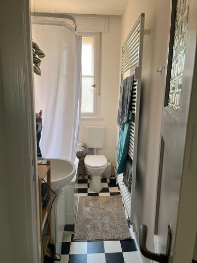 Bad mit Wanne + Linoleum