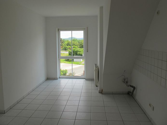 helle moderne DG 4 Zi im Ort Hirschaid auch Eigennutzung, Hobbykeller, 2 Bakone, Garage – Küche, bodentiefes Fenster