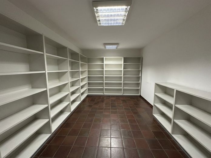 Büro im Herzen von Langenfeld + Archiv, Parkplatz, Konferenzraum – Raum unten