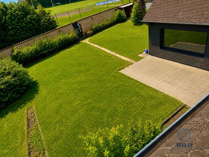 Großzügiges Einfamilienhaus mit Studio, Loggia &amp; Terrasse in Heusweiler – Garten