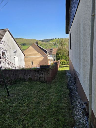 Schönes freistehendes Einfamilienhaus zu verkaufen – Garten mit Weg zum Vorgarten