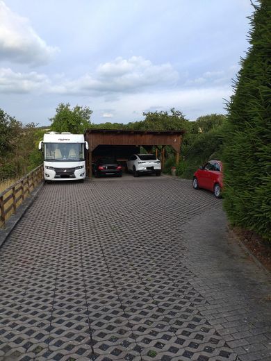 Hof mit Carport und Parkplatz
