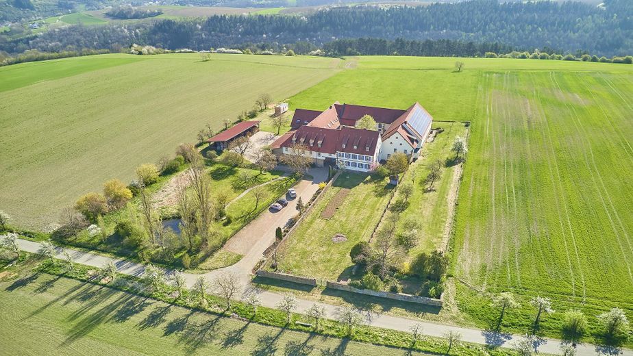 exklusiver Traum im Grünen. 4 Seit-Hof mit Seminarhaus – Ansicht von oben 