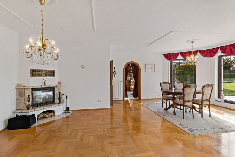 Großzügigkeit neu definiert: EFH, Pool &amp; 2.790 m² Grundstück in Dölau – Wohnzimmer EG